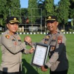 Kapolres Lombok Barat Berikan Penghargaan Kepada Personel Berprestasi, Tingkatkan Motivasi Kerja