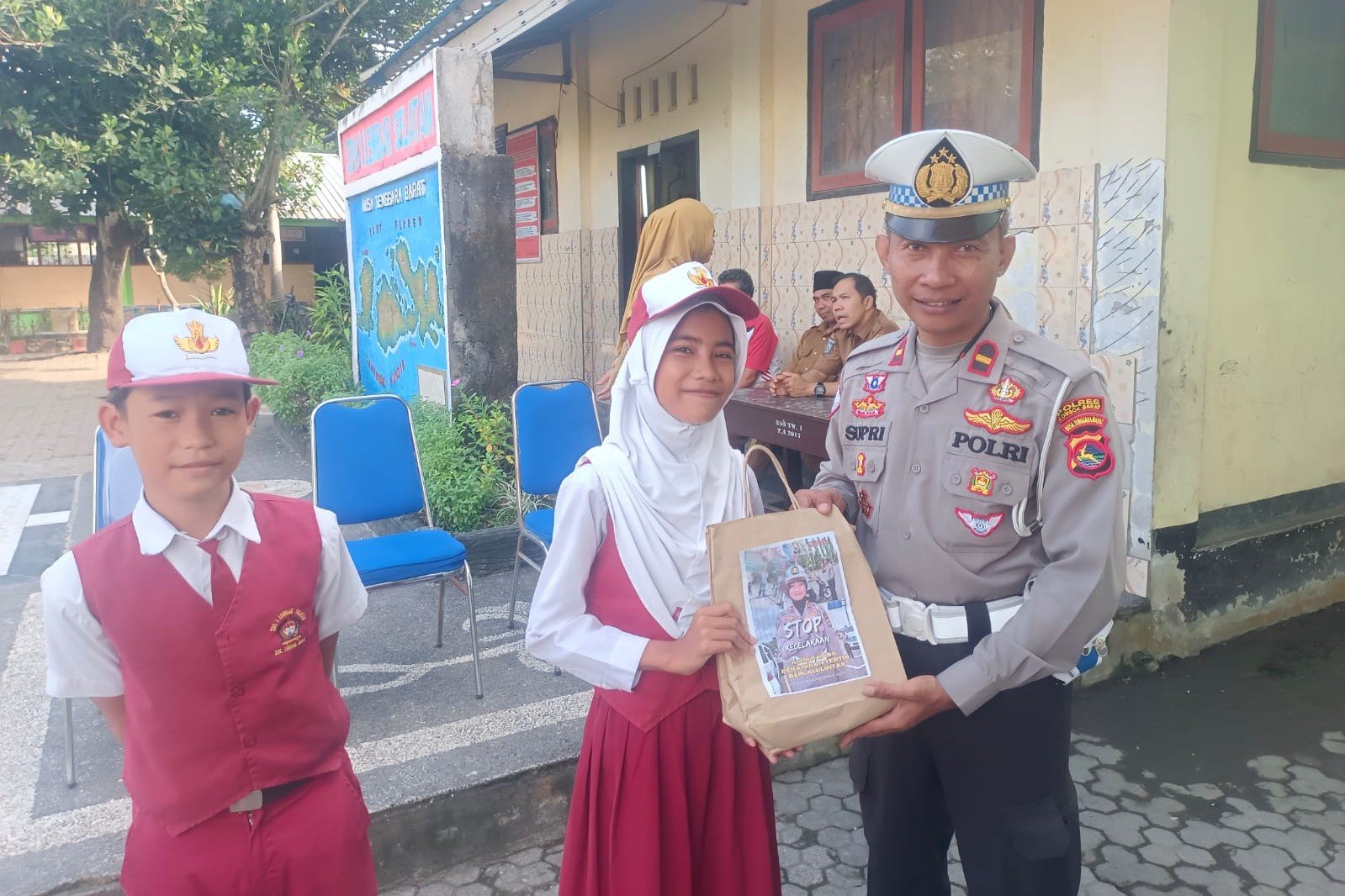 Police Goes to School Polres Lombok Barat Gencar Edukasi Keselamatan Berlalu Lintas Sejak Dini