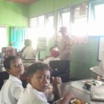 Polsek Gerung Kawal Pembagian Makan Bergizi Gratis untuk Ratusan Siswa SD di Dasan Tapen