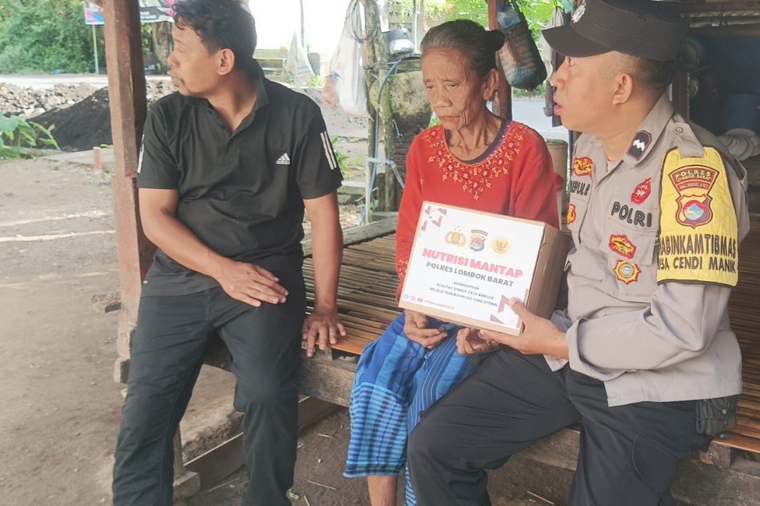 Polsek Sekotong Salurkan Bantuan Nutrisi di Dusun Sayong