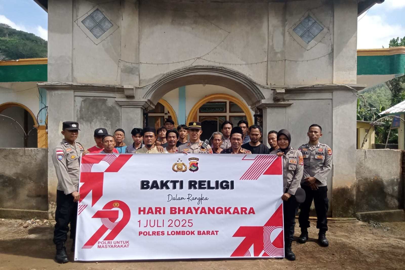 Polri Dekat Masyarakat: Polsek Sekotong Adakan Aksi Sosial di Taman Sejati