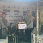 Lombok Barat, NTB – Dalam rangka menyambut Hari Bhayangkara ke-79 yang jatuh pada 1 Juli 2025, Polsek Sekotong, Polres Lombok Barat, Polda NTB, menggelar kegiatan bakti sosial di Dusun Bertong, Desa Cendimanik, Kecamatan Sekotong, Kabupaten Lombok Barat, pada Selasa (24/6/2025). A cara yang berlangsung mulai pukul 08.30 WITA ini menjadi wujud nyata kepedulian Polri terhadap masyarakat, khususnya mereka yang membutuhkan. Semangat Kebersamaan dalam Pengabdian Kegiatan bakti sosial ini dihadiri langsung oleh Kapolsek Sekotong IPTU I Ketut Suriarta, S.H., M.I.Kom., didampingi Kanit Binmas Polsek Sekotong AIPDA I Komang Sunantara, Ps. Kasium Polsek Sekotong AIPDA Amala, serta Bhabinkamtibmas Desa Cendimanik AIPDA Saepul Rahman. Sejumlah personel Polsek Sekotong turut hadir, berbaur dengan hangat bersama warga Dusun Bertong, Desa Cendimanik. Menurut IPTU I Ketut Suriarta, kegiatan ini adalah bagian dari komitmen Polri untuk selalu hadir di tengah masyarakat. "Bakti sosial ini merupakan bentuk pengabdian dan kepedulian kami dari Polsek Sekotong terhadap masyarakat, terutama bagi saudara-saudara kita penyandang disabilitas fisik, lumpuh, dan tunanetra," ujarnya. "Kami ingin mempererat hubungan antara Polri dan masyarakat, khususnya di Dusun Bertong ini." Bantuan Kursi Roda dan Sembako untuk Warga Disabilitas Fokus utama dari bakti sosial kali ini adalah memberikan dukungan kepada warga yang mengalami disabilitas. Dalam kesempatan tersebut, Polsek Sekotong menyerahkan bantuan berupa kursi roda dan sembako. Salah satu penerima bantuan adalah Saudara Hamdani, seorang remaja berusia 15 tahun, putra dari Bapak Mahyun dan Ibu Salmah, warga Dusun Bertong. Penyerahan bantuan ini diharapkan dapat meringankan beban dan meningkatkan kualitas hidup para penerima manfaat. Kursi roda yang diberikan akan mempermudah mobilitas Hamdani dalam beraktivitas sehari-hari, sementara bantuan sembako diharapkan dapat memenuhi kebutuhan dasar keluarga. Memupuk Sinergi dan Toleransi Menjelang Hari Bhayangkara ke-79 Kegiatan bakti sosial ini merupakan salah satu rangkaian penting dalam menyambut Hari Bhayangkara ke-79. Melalui kegiatan semacam ini, Polsek Sekotong tidak hanya menunjukkan komitmennya dalam menjaga keamanan dan ketertiban, tetapi juga dalam membangun sinergi yang kuat dengan masyarakat. Ini juga menjadi ajang untuk menumbuhkan nilai-nilai toleransi dan kepedulian, terutama terhadap mereka yang rentan dan membutuhkan uluran tangan. "Kami berharap kegiatan seperti ini dapat terus terlaksana dan memberikan dampak positif yang nyata bagi masyarakat," tambah IPTU I Ketut Suriarta. "Ini adalah wujud nyata bahwa Polri selalu ada untuk rakyat, siap melayani, mengayomi, dan melindungi." Kegiatan bakti sosial ini berjalan lancar, aman, dan tertib, berakhir pada pukul 10.15 WITA. Antusiasme warga dan kolaborasi antara Polri dengan masyarakat Dusun Bertong menjadi cerminan eratnya hubungan yang terjalin. Polsek Sekotong terus berkomitmen untuk memberikan pelayanan terbaik dan berkontribusi positif bagi kemajuan serta kesejahteraan masyarakat di wilayah Kecamatan Sekotong.