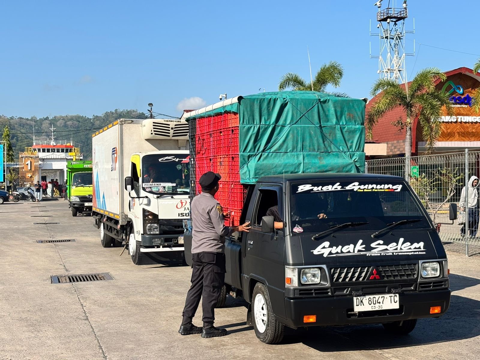 Pengamanan Ketat Bongkaran KMP SURYA 777 di Pelabuhan Lembar Berjalan Lancar