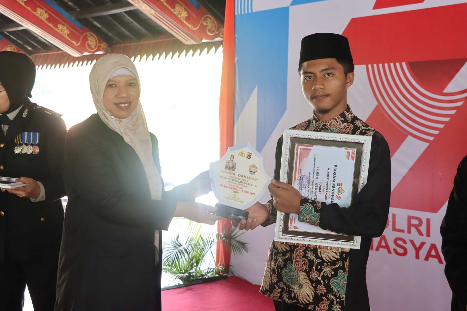 Lombok Barat, NTB – Kepolisian Republik Indonesia (Polri) merayakan ulang tahunnya yang ke-79 pada 1 Juli 2025. Di Lombok Barat, peringatan Hari Bhayangkara kali ini selain dengan menggelar upacara, juga ditandai dengan acara tasyakuran yang penuh makna. Menegaskan kembali komitmen Polri untuk terus meningkatkan kualitas pelayanan kepada masyarakat. Pada Selasa (1/7/2025), suasana di bencingah kantor Bupati Lombok Barat tampak semarak dengan kehadiran para pejabat dan tokoh masyarakat. Acara Tasyakuran Hari Bhayangkara ke-79 ini digelar di Jalan Soekarno-Hatta, Kelurahan Dasan Geres, Kecamatan Gerung, Kabupaten Lombok Barat, menjadi momentum penting. Untuk mempererat sinergitas antara Polri, TNI, pemerintah daerah, dan seluruh elemen masyarakat. Meningkatkan Pelayanan dan Memperkuat Sinergi Dalam sambutannya yang penuh semangat, Kapolres Lombok Barat, AKBP Yasmara Harahap, S.I.K., menyampaikan bahwa Hari Bhayangkara ke-79 mengusung tema ‘Polri untuk Masyarakat’. Menurutnya, tema ini bukan sekadar slogan, melainkan sebuah amanah untuk terus berbenah. "Dalam rangka Hari Bhayangkara ke-79 tahun 2025 dengan tema Polri Untuk Masyarakat, tentunya kita harus meningkatkan kualitas diri sebagai insan Bhayangkara. Untuk melaksanakan pelayanan maksimal kepada masyarakat," ujar AKBP Yasmara. Ia menekankan pentingnya introspeksi diri dan peningkatan kinerja untuk memberikan pelayanan terbaik. "Polri tegak berdiri dan berkomitmen untuk menjadi lebih modern dan terpercaya," tambahnya. Menurut Kapolres, semua upaya ini bertujuan utama untuk menjaga stabilitas keamanan dan ketertiban masyarakat (kamtibmas) di Provinsi NTB agar tetap kondusif. Ia juga menjelaskan bahwa rangkaian kegiatan dalam rangka Hari Bhayangkara di Polres Lombok Barat sudah dimulai sejak awal Juni. Dengan berbagai kegiatan yang menyentuh langsung masyarakat. AKBP Yasmara Harahap juga menyampaikan rasa terima kasihnya kepada semua pihak yang telah mendukung tugas-tugas Polri. "Terima kasih kepada Bapak Bupati yang telah mendukung tugas-tugas kamtibmas. Tidak mungkin kami berjalan sendiri tanpa dukungan dari Pemda dan seluruh elemen masyarakat," tegasnya. Kolaborasi Pemerintah dan Polri untuk Pelayanan Optimal Senada dengan Kapolres, Bupati Lombok Barat, H. Lalu Ahmad Zaini, S. Si., M.T., juga memberikan apresiasi setinggi-tingginya kepada jajaran kepolisian. Dalam pernyataannya, Bupati mengucapkan selamat Hari Bhayangkara dan menekankan pentingnya sinergi antara pemerintah daerah dan Polri. "Atas nama Pemerintah Kabupaten Lombok Barat, kami menyampaikan dirgahayu Kepolisian," kata Bupati Lalu Ahmad Zaini. "Sinergitas dan kolaborasi akan terus kita tingkatkan agar pelayanan kepada masyarakat akan terus dapat dioptimalkan,” imbuhnya. Pernyataan ini menunjukkan komitmen kuat dari pemerintah daerah untuk terus bekerja sama dengan Polri demi kesejahteraan dan keamanan masyarakat Lombok Barat. Momen Kebersamaan dan Apresiasi Setelah sambutan, acara dilanjutkan dengan momen simbolis pemotongan kue dan tumpeng. Kapolres Lombok Barat bersama Ibu Ketua Bhayangkari, Bupati Lombok Barat, perwakilan Dandim 1606, Wakil Bupati, Sekda, dan Ketua DPRD secara bersama-sama melakukan pemotongan tumpeng, melambangkan kebersamaan dan rasa syukur. Kemeriahan acara juga terasa saat pembacaan dan penyerahan hadiah bagi para pemenang lomba-lomba yang diselenggarakan dalam rangka memeriahkan Hari Bhayangkara ke-79. Berbagai lomba tersebut tidak hanya menjadi ajang silaturahmi, tetapi juga menunjukkan partisipasi aktif masyarakat dalam perayaan hari jadi korps Bhayangkara. Peringatan Hari Bhayangkara ke-79 ini menjadi momentum refleksi bagi seluruh jajaran Polres Lombok Barat untuk terus berbenah dan meningkatkan kualitas diri. Turut hadir pula dalam acara ini, Ketua Cabang Bhayangkari Lombok Barat, Ny. Citra Yasmara, bersama jajaran pengurus. Serta perwakilan dari Kodim 1606 Mataram, Letkol Inf. Abdul Haris S.H. M.H. Selain itu, hadir pula Wakil Bupati Lombok Barat, Hj. Nurul Adha, S.THI, Sekda Kabupaten Lombok Barat, H. Ilham S.Pd M.Pd., Ketua DPRD Kabupaten Lombok Barat, Lalu Ivan Indaryadi, serta perwakilan dari Pengadilan Negeri Mataram dan Kejaksaan Negeri Mataram. Kehadiran para pimpinan OPD, tokoh agama, tokoh masyarakat, dan tokoh adat menunjukkan soliditas dukungan terhadap tugas-tugas kepolisian.