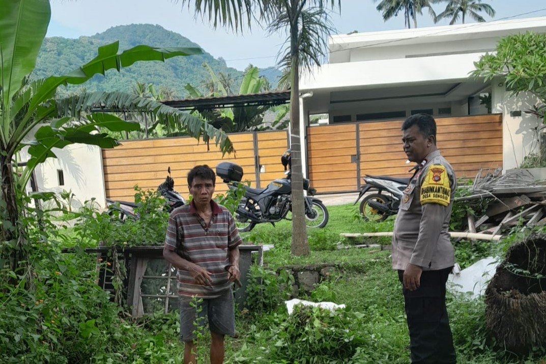 Dukung Ketahanan Pangan, Bhabinkamtibmas Ajak Warga Krandangan Bertani dan Beternak
