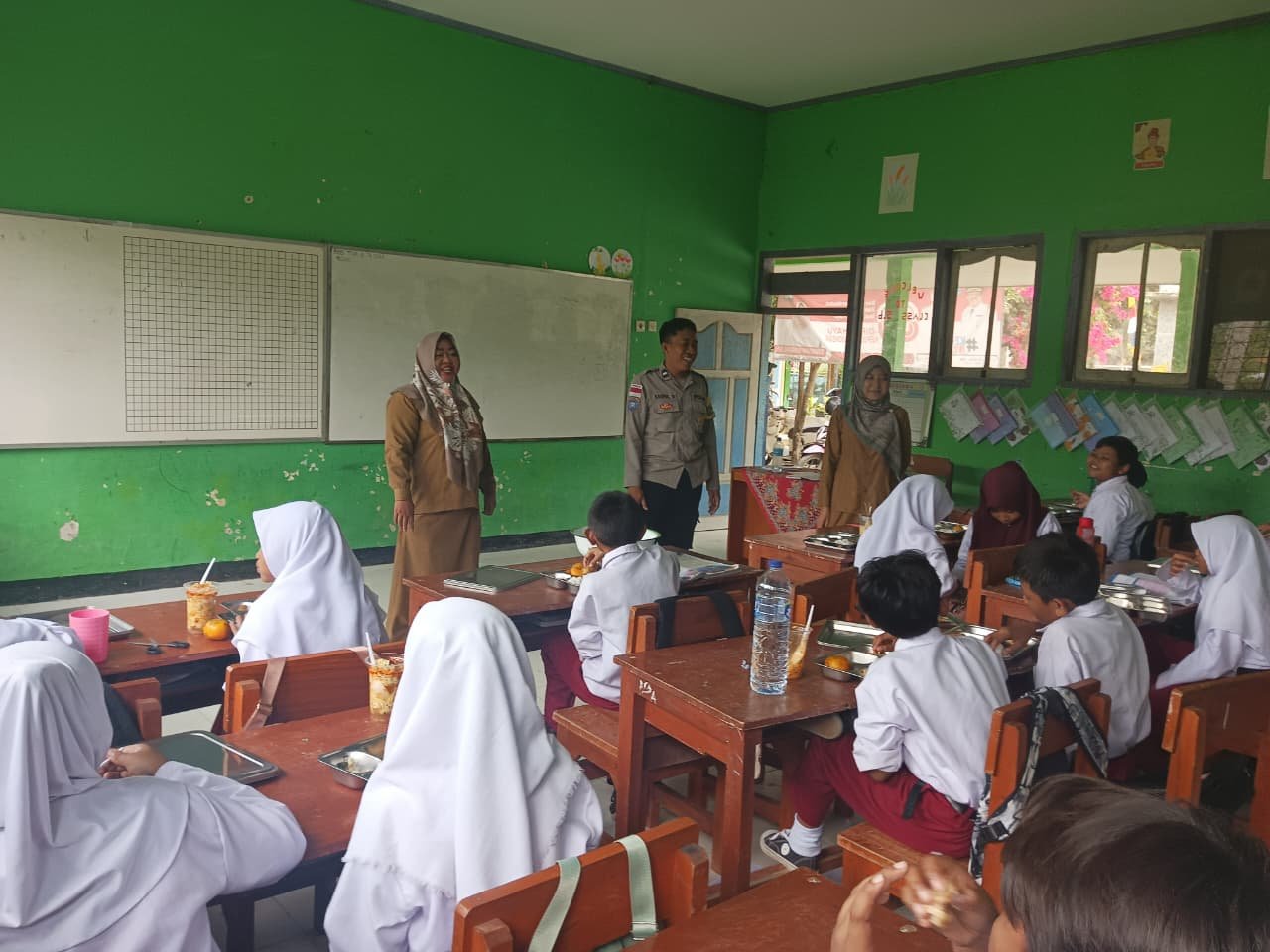 Bantuan Makanan Bergizi Gratis Jangkau Ribuan Pelajar di Sekotong