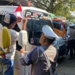 Tugu Tank Gerung Jadi Titik Patriotisme: Polantas Bagikan Bendera Merah Putih