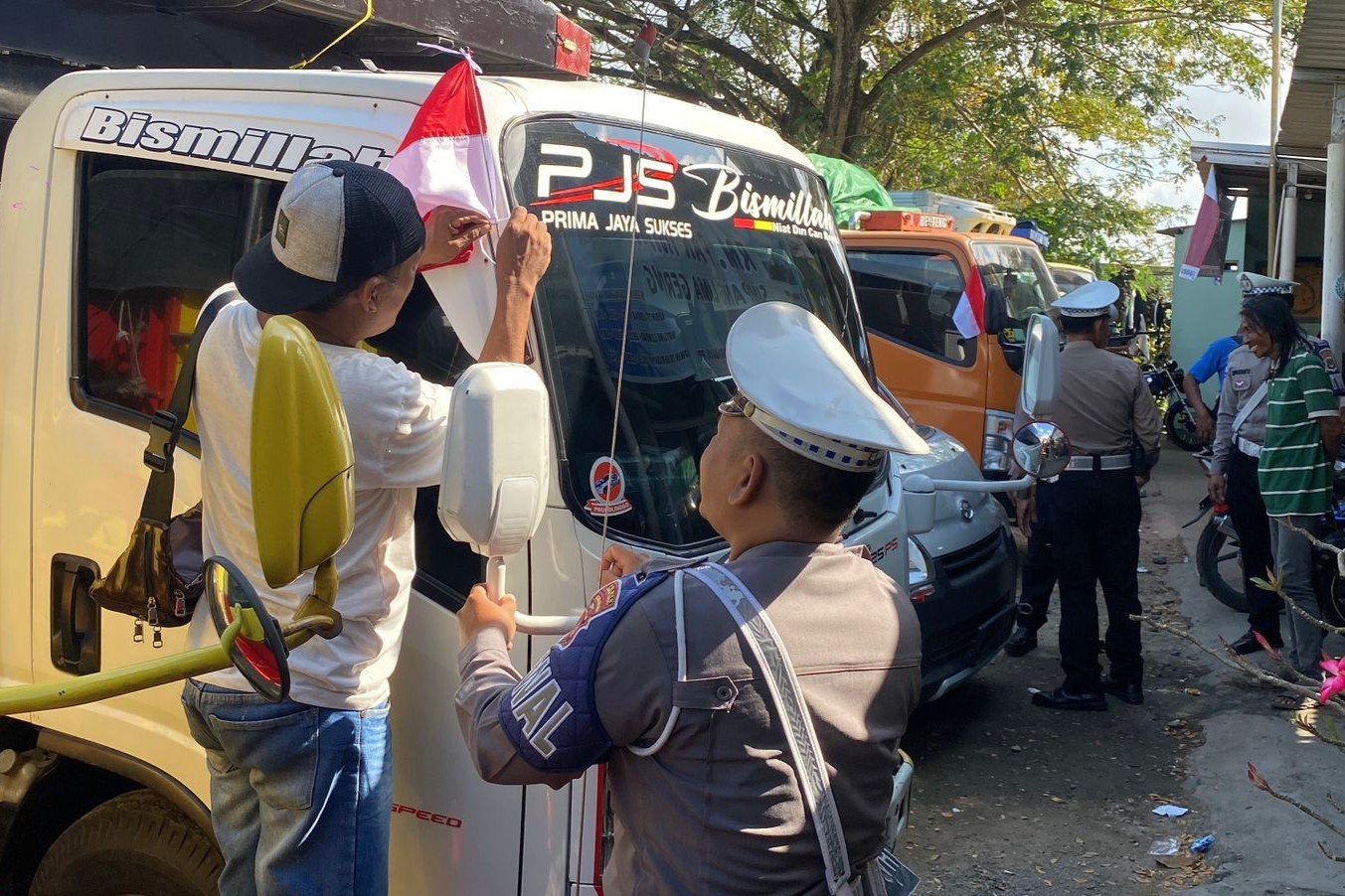 Tugu Tank Gerung Jadi Titik Patriotisme: Polantas Bagikan Bendera Merah Putih