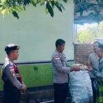 Hadir untuk Warga, Polsek Sekotong Bagikan Bantuan Nutrisi di Dusun Bertong Barat