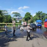 Aksi Sigap Polsek Gerung Tangani Solar Tumpah di Jalan Utama Lombok Barat